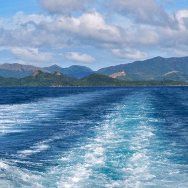   Tekne ve Pasifik Okyanusu görünümünden   