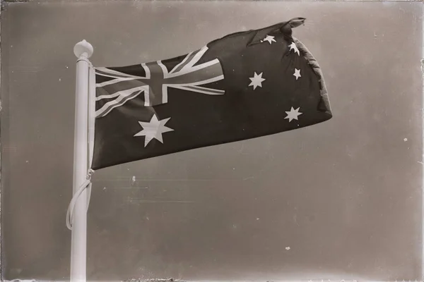 澳洲在晴朗的天空挥动的旗子 — 图库照片