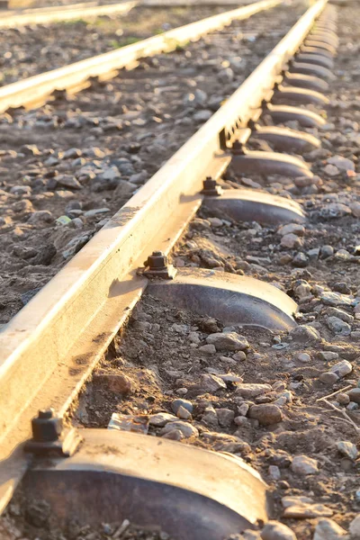 В свете восхода солнца железная дорога — стоковое фото