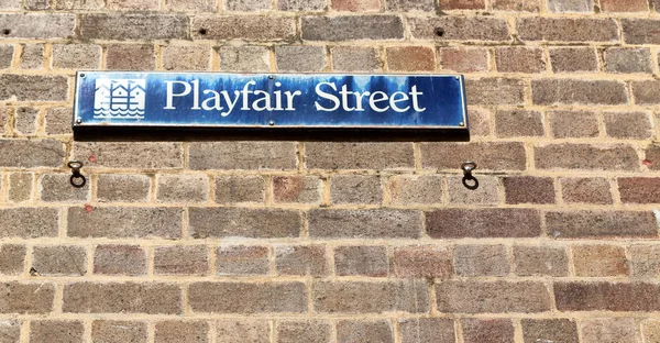 En la pared el signo de playfair calle —  Fotos de Stock