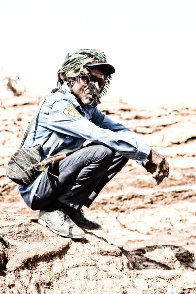 Czarny żołnierz i jego broń, patrząc na granicy — Zdjęcie stockowe