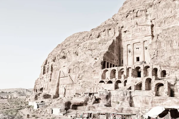 Tumba en el sitio antiguo de petra en Jordania — Foto de Stock