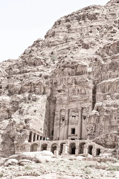 Гробница в античном месте Петры в Иордании — стоковое фото