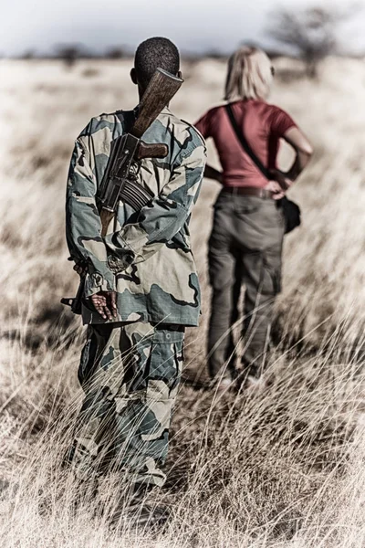 Черный солдат с пистолетом, смотрящим на пансион — стоковое фото