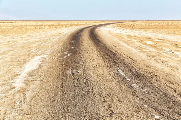 Der Boden und die Straße in der Salzwüste — Stockfoto