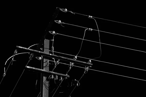 电源线与电线杆在晴朗的天空 — 图库照片