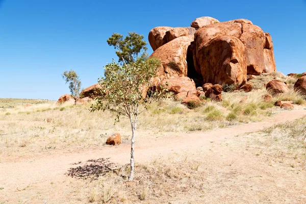 En Australia las rocas de mármol del diablo — Foto de Stock