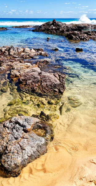 A praia perto das rochas na onda do oceano — Fotografia de Stock