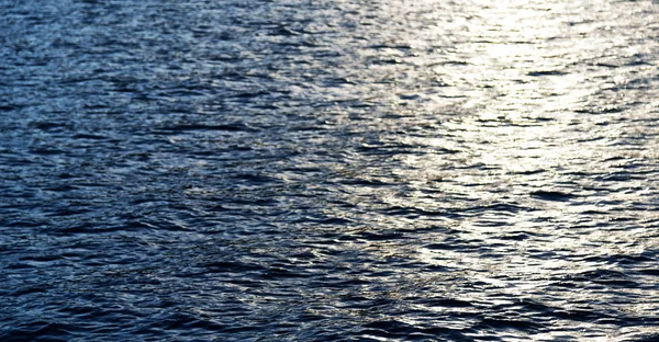 El concepto de relajarse en el reflejo del mar del sol dorado — Foto de Stock