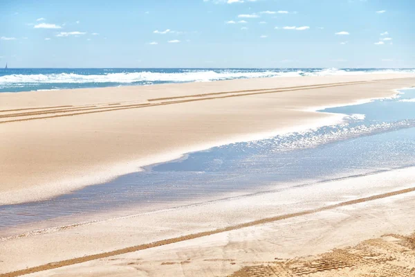 Австралии Фрейзер Остров Песчаная Дорожка Автомобилей Возле Океана Неба — стоковое фото