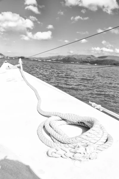 オーストラリアの双胴船で空に古いロープのような抽象的な概念 — ストック写真