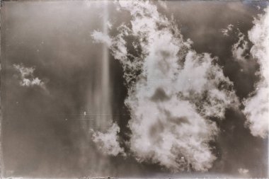 Gökyüzünde bulutlar arka planını tam siyah beyaz resim 