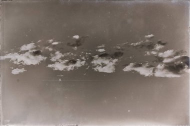 Gökyüzünde bulutlar arka planını tam siyah beyaz resim 