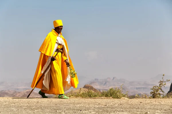 在拉利贝拉埃塞俄比亚一个教士走在街道山到庆祝 — 图库照片
