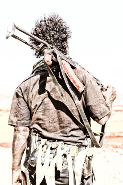 África Tierra Danakil Ethiopia Soldado Negro Arma Mirando Borde — Foto de Stock