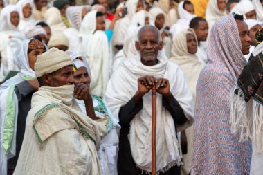 Etiyopya, Lalibela-Ocak 2018--genna celebratio kalabalık içinde kimliği belirsiz kişi dolaylarında