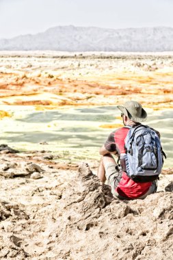 depresyon volkan bir backpacker arazi