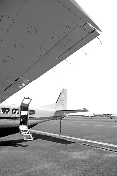 Crains Austalia Wenig Beliebtes Flugzeug Parken Flughafen — Stockfoto
