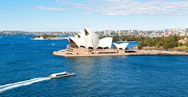 AUSTRALIA, SYDNEY-CIRCA AGOSTO 2017-ópera y el barco — Foto de Stock