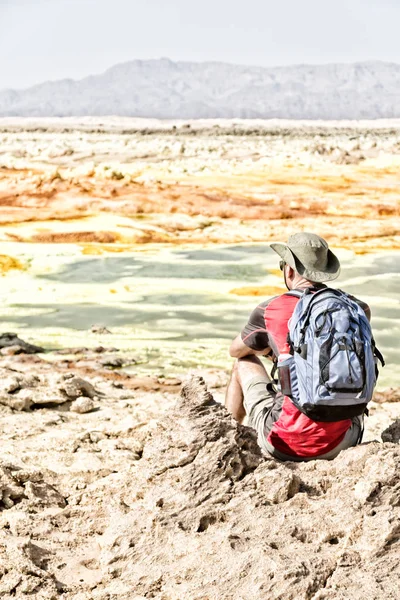 Depresyon volkan bir backpacker arazi — Stok fotoğraf