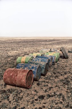 Danakil Etiyopya Afrika'da petrol abandonated biohazard çöl kavramında kutular.