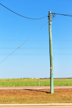 Avustralya açık havada elektrik direği ile güç hattı kavramı