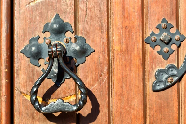 The  antique  door and the metal in the entrance — Stock Photo, Image