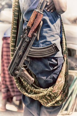 danakil Etiyopya Afrika tüfek ve güvenlik ve koruma görevlisi kavramı arkası