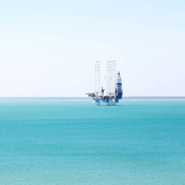  bir off shore platformu açık okyanusta