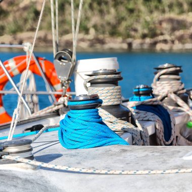 Plastik battaniye ve ip bir katamaran, doku