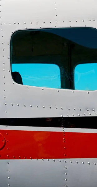 Parken im Flughafenfenster eines wenig beliebten Flugzeugs — Stockfoto