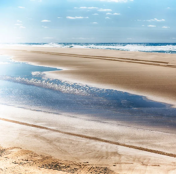 Австралии Фрейзер Остров Песчаная Дорожка Автомобилей Возле Океана Неба — стоковое фото