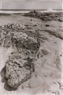  plaja yakın okyanus dalgası kayalarda