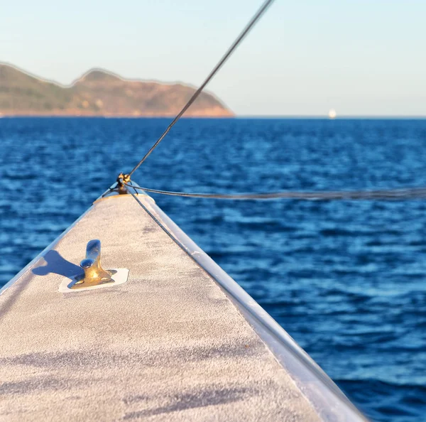 Konzept von Sport und Entspannung auf dem Katamaran-Deck — Stockfoto