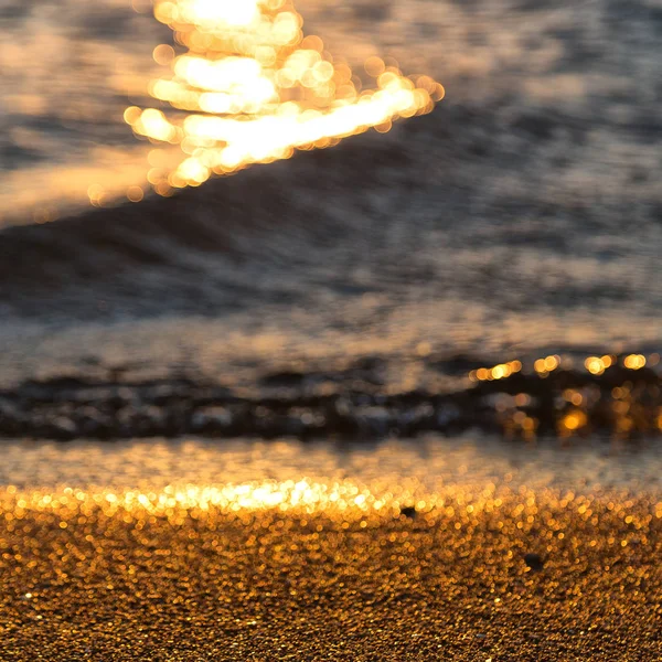 Il concetto di relax nel mare riflesso del sole dorato — Foto Stock