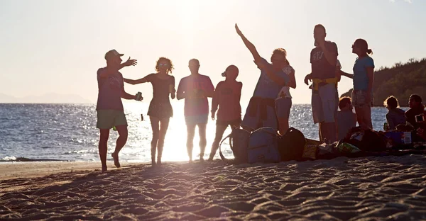 Ludzie mają party na plaży — Zdjęcie stockowe