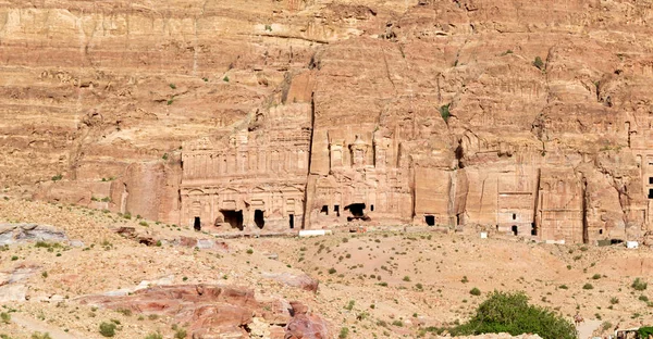 Tumba en el sitio antiguo de petra en Jordania — Foto de Stock