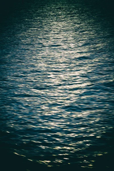 O conceito de relaxar no reflexo do mar do sol dourado — Fotografia de Stock