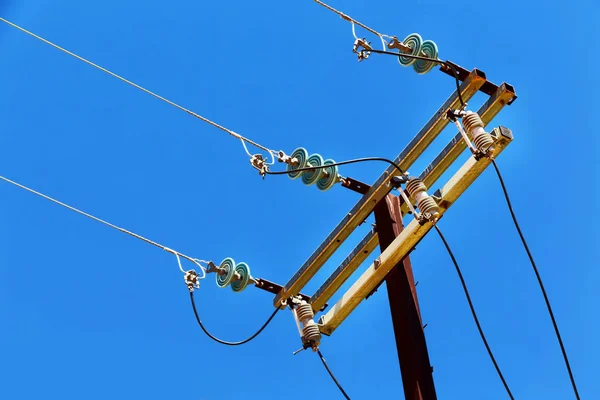 Linha de energia com poste elétrico no céu claro — Fotografia de Stock