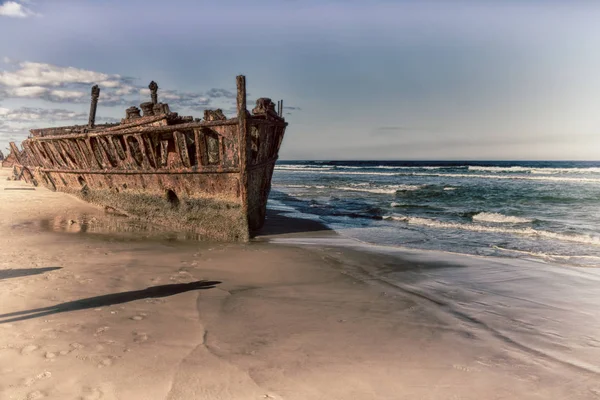 Das antike rostige und beschädigte Boot und die Korrosion — Stockfoto