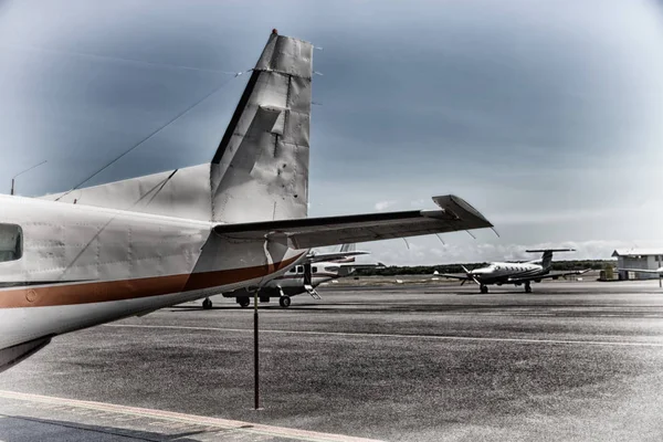Parkeren in de luchthaven weinig populaire vliegtuig — Stockfoto