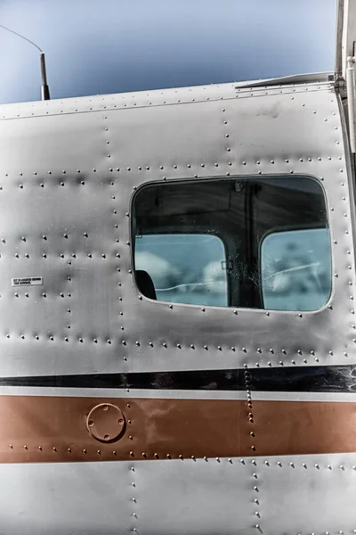 작은 인기 있는 비행기의 공항 창에 주차 — 스톡 사진