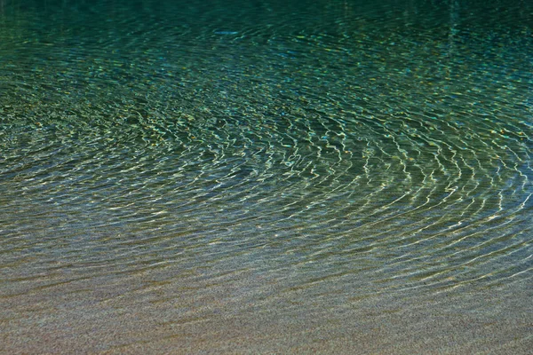 Le concept de détente dans l'eau propre près du littoral — Photo