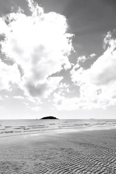 No céu com a praia da luz solar e as nuvens — Fotografia de Stock