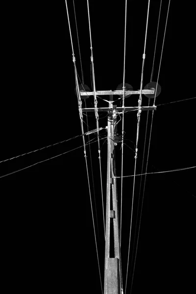 Ηλεκτροφόρο καλώδιο με ηλεκτρικές πόλο στον καθαρό ουρανό — Φωτογραφία Αρχείου