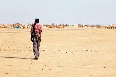  arazi danakil Etiyopya Afrika'da siyah bir asker ve silahını yatılı arıyorsunuz