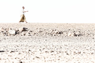 Etiyopya, Danakil-Ocak 2018--rock çölde yürüyen kimliği belirsiz adam yaklaşık