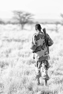  Etiyopya kara Afrika'da siyah bir asker ve silahını yatılı arıyorsunuz