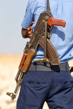 danakil Etiyopya Afrika tüfek ve güvenlik ve koruma görevlisi kavramı arkası