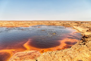 Danakil Etiyopya Afrika'da siyah göl ile kaynar yağ ve ho